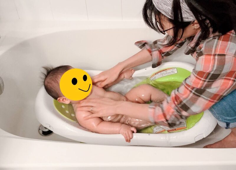 ベビーバスで赤ちゃんをお風呂に入れる