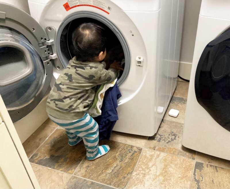 洗濯を手伝う子ども